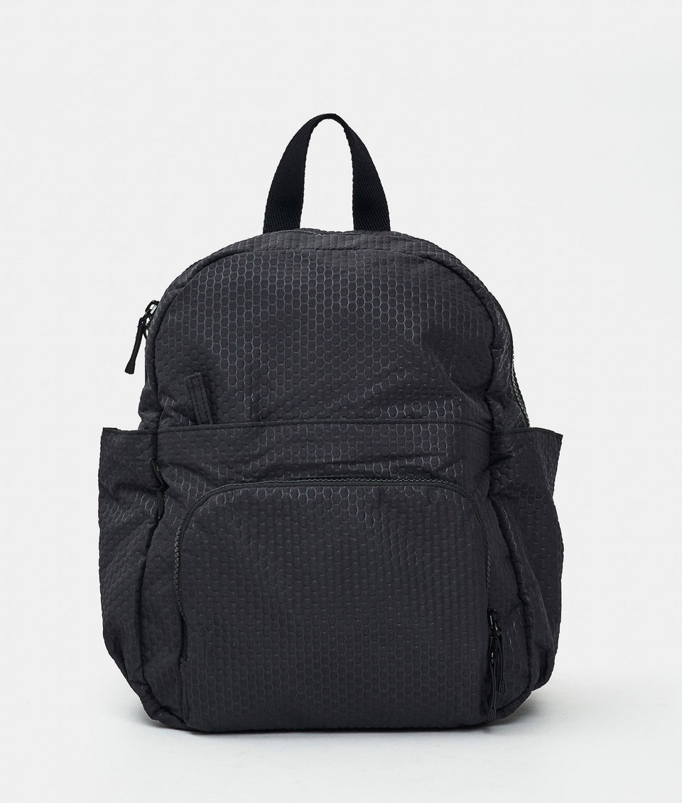 תיק גב Mandarina Duck Revival 2.0 OXT08 בצבע שחור | P10OXT08001 | תמונה 1