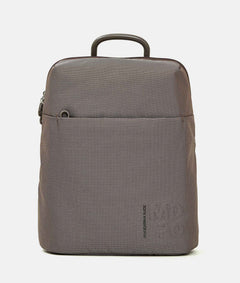 תיק גב Mandarina Duck MD20 QMT71 בצבע טאופ | P10QMT7109K | תמונה 1